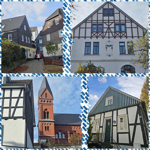 Vier Fotos zeigen verschiedene Fachwerkhäuser und eine Kirche. Das erste Bild zeigt zwei dunkelgraue Fachwerkhäuser mit weißen Fensterrahmen, zwischen denen eine Person in roter Jacke steht. Das zweite Bild zeigt die Fassade eines hellen Fachwerkhauses mit braunen Holzbalken und mehreren Fenstern, darunter eine dekorative Laterne. Das dritte Bild zeigt einen roten Backsteinturm einer Kirche mit spitzem Dach, daneben ein weißes Fachwerkhaus mit schwarzen Balken. Das vierte Bild zeigt ein weißes Fachwerkhaus mit grünen Holzbalken und einem grünen Dach, davor eine kleine Treppe mit Geländer.