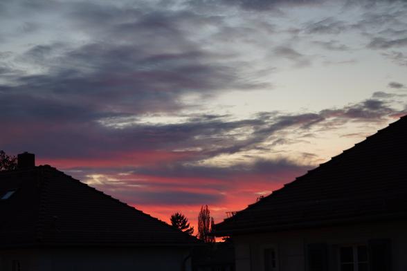 Weitwinkeliger (also ebenfalls 85mm, aber im Gegensatz zu den anderen, kein crop auf APS-C), erneut querformat