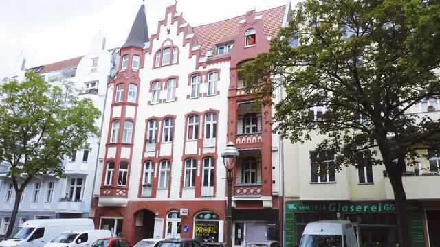 Ansicht des Wohnhauses in der Cranachstraße 58 in Berlin-Friedenau, wo sich die erste eigene Wohnung von Rosa Luxemburg im 2. Stock rechts befand.