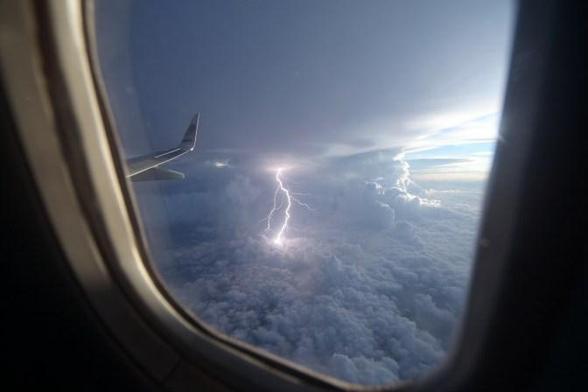 Settanta aerei colpiti ogni giorno dai fulmini. Sui velivoli tradizionali sappiamo dove schermare, ma gli aerei del futuro avranno forme mai viste: ali ibride, strutture a traliccio, geometrie inedite. Il MIT ha creato un modello che prevede dove il fulmine colpirà prima ancora che l'aereo venga costruito.