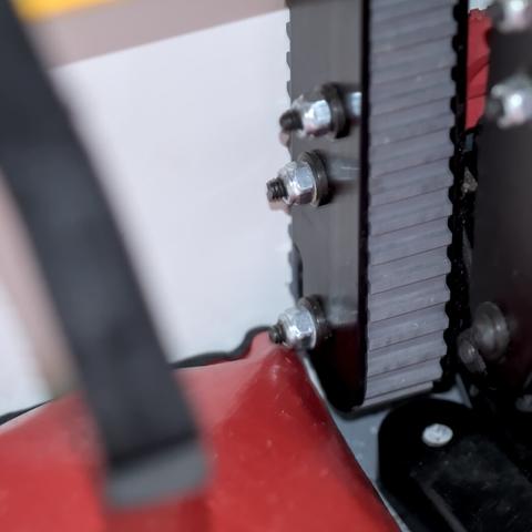 Gummikette eines Tragestuhles mit einer "Raupe"