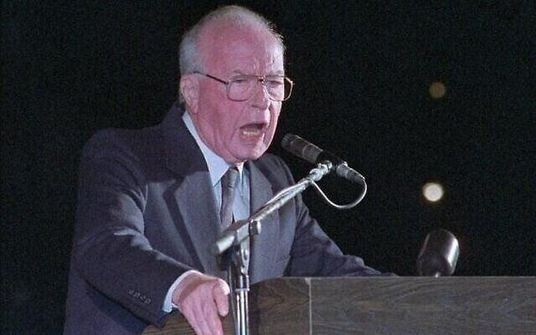 Yitzhak Rabin à la tribune, lors du rassemblement pacifiste de 4 novembre 1995