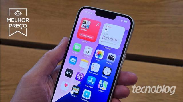 <div class="widget-produto">
            <div class="oferta ">
            <div class="widget-header">
                                    <div class="imagem">
                        <a class="title tb-block-link" href="https://tecno.click/e25" rel="sponsored nofollow" target="_blank"><img src="https://files.tecnoblog.net/wp-content/uploads/2025/03/iphone-16e-super-desconto-tb-achados-1060x596.jpg" /></a>
                    </div>
                
                <div class="widget-info-container">
                    <div class="widget-info">
                        <a class="title tb-block-link" href="https://tecno.click/e25" rel="sponsored nofollow" target="_blank">Apple iPhone 16e 256 GB</a>
                        <a class="price tb-block-link" href="https://tecno.click/e25" rel="sponsored nofollow" target="_blank">R$ 3.959,10</a>
                    </div>
                                            <div class="discount"><s>R$ 6.599,00</s><b>40% OFF</b></div>
                                    </div>

                                    <hr class="tb-divider" />

                    <div class="pros-cons">
                        <div class="pros">
                            <span>Prós</span>
                            <ul>
                                                                        <li>Desempenho elevado com Apple A18 e 8 GB de RAM</li>
                                                                            <li>Câmera de 48 MP com gravação em 4K Do