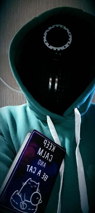 Маска из игры в кальмара, кавайный паспортфейс. Загадочный персонаж делает селфи.