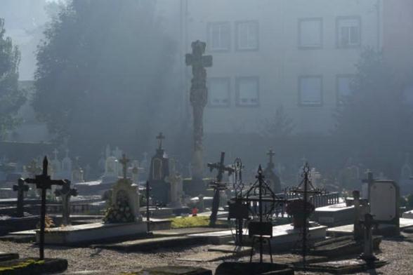 Tumbas del cementerio sobre el que se asienta la iglesia gótica de Santa María A Nova en Noia, A Coruña (Getty Images)