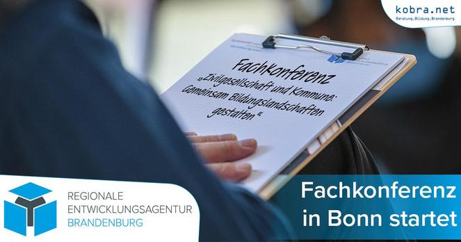 Es ist ein Klemmbrett auf dem Schoß einer Person zu sehen. Darauf steht geschrieben: Fachkonferenz "Zivilgesellschaft und Kommune - Gemeinsam Bildungslandschaften gestalten"