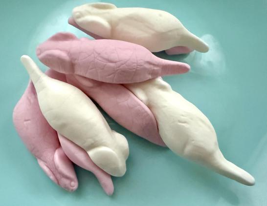 Die Süßigkeit »weiße Mäuse« auf einem Teller.