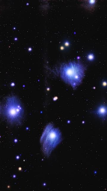 Gwiaździste nocne niebo wypełnione licznymi gwiazdami, tętniącymi życiem mgławicami i odległymi galaktykami, z odcieniami niebieskiego i fioletowego na ciemnym tle.