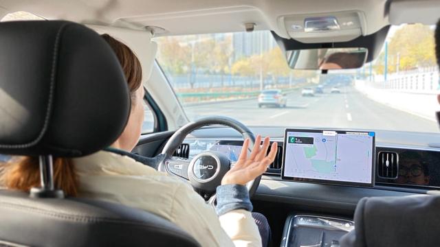 ja za kierownicą samochodu, ale nie prowadzę, zdjęcie zrobione z tylnego siedzenia