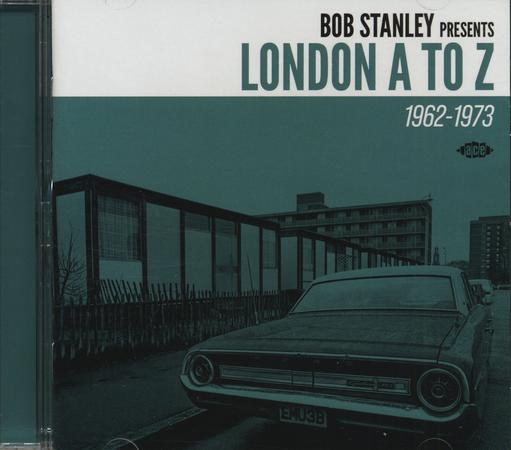 Plattencover von Bob Stanley Present: London from to A to Z (1962-1973).
Grüngefärbtes Foto einer Straße mit Auto im Vordergrund und Wonblöcken im Hintergrund.