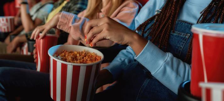Espectadores en una sala de cine / LanaStock