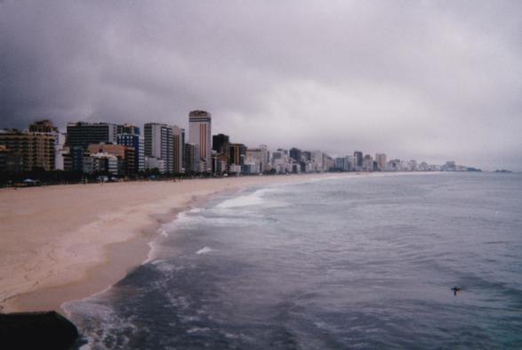 Le front de mer avec les immeubles et la plage au premier plan, à Copacabana à Rio de Janeiro au Brésil.