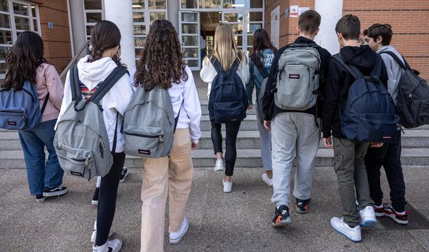 Alumnos a la entrada de un instituto, en España, en una imagen de archivo.
