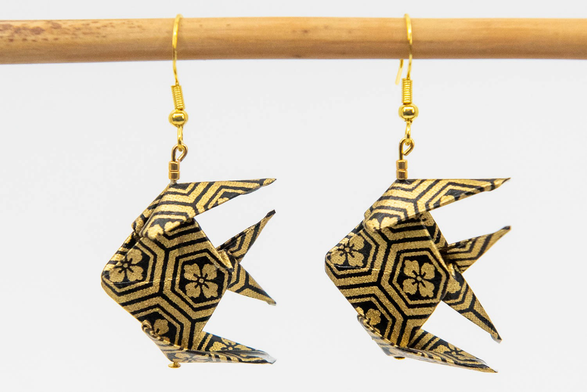 Poissons noirs et or en origami