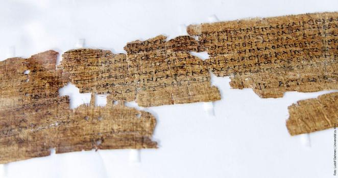 Ein Fragment eines antiken Papyrusdokuments mit griechischem Text auf bräunlichem Papier, auf weißem Hintergrund präsentiert.