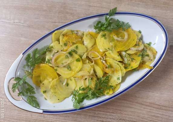 In einer ovalen Schale Salat aus Gelbe Bete Scheiben mit Kerbel dekoriert.