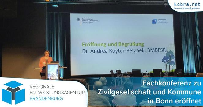Dr. Andrea Ruyter-Petznek vom BMBFSF eröffnet auf der Bühne der Fachkonferenz Zivilgeselischaft und Kommune die Veranstaltung.