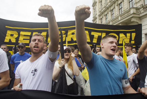 Tijdens een extreemrechtse demonstratie in Wenen worden spandoeken met ‘Remigratie’ meegedragen. (Bron Trouw/ANP)