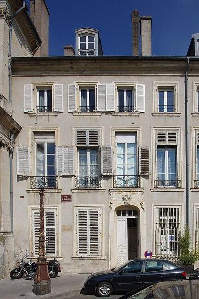 Immeuble à #Nancy (#MeurtheEtMoselle) Façade et toiture : inscription par arrêté du 7 février 1925.
Suite 👉 https://monumentum.fr/monument-historique/pa00106169/nancy-immeuble
#Patrimoine #MonumentHistorique
Photo CC-BY-SA 4.0 : Cédric Amey