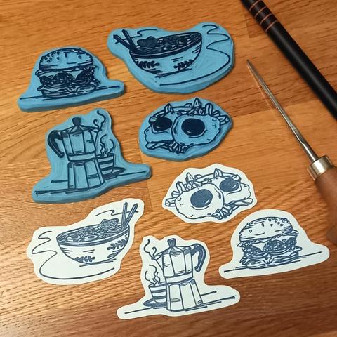 Tampons gravés à la main, bol de ramen, œufs au plat avec frites, burger et cafetière italienne avec sa tasse de café chaud