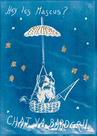 Cyanotype d'après un dessin d'un chaton dans un petit panier d'osier qui vole dans les étoiles grâce à un petit parapluie.
Le chaton a l'air féroce et tient un couteau aussi grand que lui. Il dit "Hey les mascus, chat va barder".

Les yeux, une partie du parapluie et quelques étoiles sont rehaussées de doré.