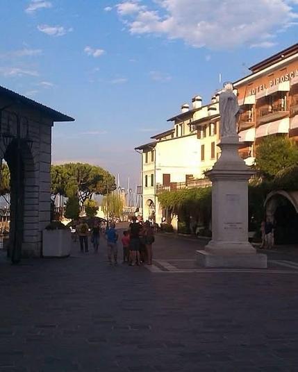 Der Marktplatz mit Skulptur