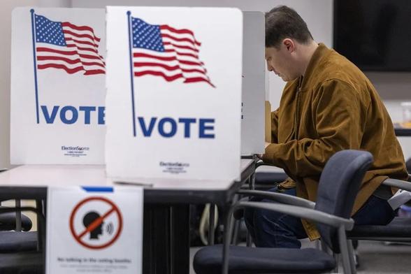 Casilla de votacion en Virginia, EU | EFE/EPA/SHAWN THEW