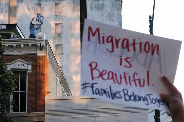 Un hombre muestra un cartel de apoyo a Trump y Vance frente a los manifestantes contra las deportaciones, el 10 de junio de 2025 en Austin (Texas). (Joel Angel Juarez / Reuters)