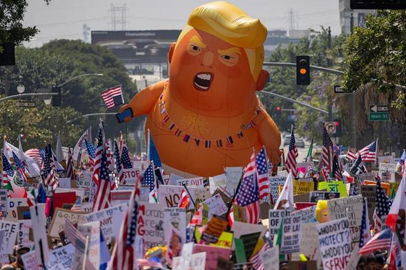 Marcha bajo el lema "No Kings", contra el poder creciente de Donald Trum, el 14 de junio de 2025, en Los Ángeles. (David McNew / Getty Images)
