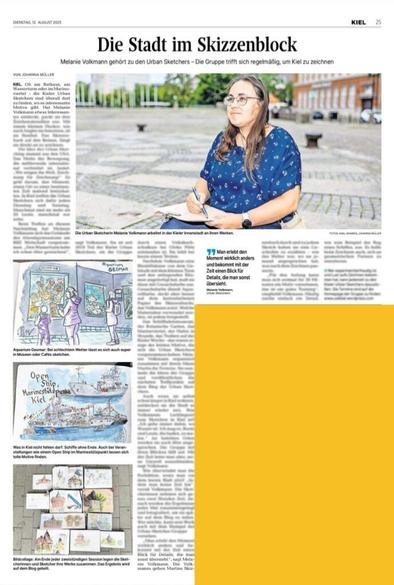 Das Bild zeigt eine Seite aus einer Zeitung. Im oberen Drittel ist das Foto einer jungen Frau die sitzt und skizziert mit Skizzenbuch im Schoß. Sie trägt ein langes mittelblaues Kleid mit weißen Punkten, sie hat lange dunkelblonde Haare, eine Brille, ein ovales freundliches Gesicht und helle Haut. Ihr Blick ist in die Ferne gerichtet. Im Hintergrund sieht man das Pflaster von Kiel. Im Bild sind außerdem Beispiele für Landschaftsskizzen. Etwa ein Drittel des Bildes ist die Schrift des Artikels, wobei fast sämtlicher Text unscharf ist.