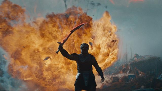 <img alt="Predator: Badlands, il nuovo film di Dan Trachtenberg trasforma il mostro in un eroe tragico" class="webfeedsFeaturedVisual wp-post-image" height="858" src="https://i3.wp.com/cdn.mos.cms.futurecdn.net/EnKSMmGr4iUuibfcQwAc4L-1525-80.jpg?w=1525&amp;resize=1525,858&amp;ssl=1" style="display: block; margin-bottom: 5px; clear: both;" title="Predator: Badlands, il nuovo film di Dan Trachtenberg trasforma il mostro in un eroe tragico" width="1525" /><div class="starw-prima-del-contenuto_4" id="starw-4044692031"><div id="addendoContainer_Interstitial"></div></div><p>Con <em>Predator: Badlands</em>, <strong>Dan Trachtenberg</strong> torna a sorprendere gli spettatori, offrendo una lettura del franchise radicalmente diversa. Il film si presenta come <strong>un dramma di formazione ambientato nello spazio</strong>, in cui temi come rifiuto, colpa, autodeterminazione e identità vengono trasposti in un mondo alieno, ma profondamente umano nelle emozioni che evoca.</p><div class="starw-contenuto_6" id="starw-4029064587" style="margin-top: 2px; margin-bottom: 2px;"><!-- BOX 300x250 Articolo 1 -->
<div id="addendoContainer_9001" style="width: 300px; height: 250px;">
</div></div>
<p>Protagonista della storia è <strong>Dek</strong>, uno Yautja giovane e ribelle interpretato da <strong>Dimitrius Schuster-Koloamatangi</strong>, che si trova ai margini del proprio clan. Ancora lontano dall’essere un cacciatore affermato, Dek deve dimostrare il proprio valore in un viaggio che lo porterà