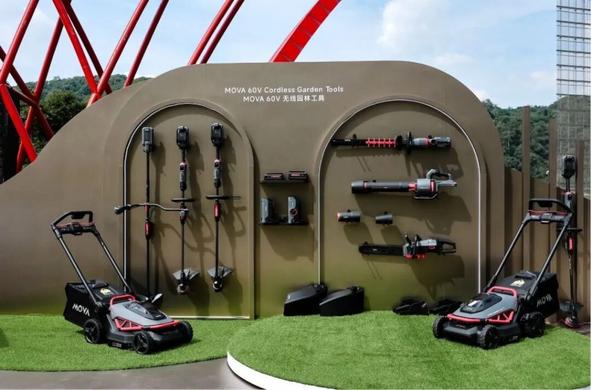 <p>バッテリー式スマート園芸工具を手がける中国スタートアップ「労尼克斯科技（南京）」はこのほど、エンジェルラウンドで数千万元（数億円）を調達した。資金はコア製品の開発と改良、人材獲得、欧米市場でのマーケティングや販路拡大に充てる予定だ。</p>
<p>労尼克斯は2025年1月に設立。欧米市場を主要ターゲットに、高性能かつスマート機能を備えた電動工具および関連ソリューションの開発に注力している。</p>
<h3>世界市場の拡大と電動化シフトが追い風</h3>
<p>近年、世界の園芸機器市場は堅調な拡大を続けている。調査会社Global Market Insightsの調べによると、世界の芝刈り機・園芸機器市場は2023年の397億ドル（約6兆円）から、25年には454億5000万ドル（約6兆9000億円）に成長する見通しで、年平均成長率は約7％に上る。また、従来のガソリン式から電動式へのシフトが急速に進んでおり、調査会社TraQlineの統計では、リチウムイオンバッテリーを採用した園芸工具の市場規模が25年までに56億ドル（約8500億円）に拡大すると予測されている。</p>
<p>園芸工具のサプライチェーンは長年にわたり中国に集中しており、生産能力は世界の約7割、部品供給では約8割を占めている。一方で、中国ブランドの製品シェアは世界の1割にも満たないのが現状だ。しかし現在、欧米諸国で排出ガス規制が進んでいることに加え、中国のバッテリー技術や人工知能（AI）の進展を背景に、電動園芸工具産業が転換期を迎えている。</p>
<h3>多様なラインアップ構築</h3>
<p>労尼克斯は60Vのコードレス製品を中心に、芝刈り機、草刈り機、ブロワー、ヘッジトリマーなど主要カテゴリを幅広くカバー。バッテリーパックや充電器も含めたトータルソリューションを提供している。今後は20Vや40Vなど異なる電圧のプラットフォームの製品も打ち出し、全体で約20機種を展開する計画だという。</p>
<figure class="wp-caption aligncenter" style="width: 1080px;"><img alt="" height="603" src="https://img.36krcdn.com/hsossms/20250929/v2_35f6e5c03dbf47c59451421e78b90d2b@6022551_oswg102424oswg1080oswg603_img_000?x-oss-process=image/format,jpg/interlace,1" width="1080" /><figcaption class="wp-caption-text">芝刈り機</figcaption></figure>
<p>同社は複数の機種にハードウエア構造と制御アルゴリズムの協調設計を施し、機能の向上を図った。芝刈り機にはターボファンを搭載し、刈った芝を効率的に排出して詰まりを防ぐほか、モーターおよび制御システムの放熱性能を高めて高温・高負荷の環境でも安定した出力を維持する。</p>
<p>草刈り機はモーター位置をハンドル側に移動して重心バランスを最適化。装着ブレードを自動識別し、回転数とトルクをリアルタイムで制御する。ブロワーにはプラズマ静電気除去技術を導入し、乾燥地や降雪時でも静電気の発生を抑えて快適な操作を実現する。</p>
<h3>性能とサービスで差別化</h3>
<p>労尼克斯の量産体制も整いつつある。すでに主要な金型が完成して、