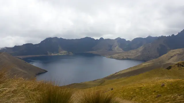 Blick vom Fuya Fuya in Mojanda, Ecuador, auf eine Lagune