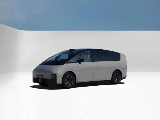 <p>中国上海市で10月23日、電気自動車（EV）メーカーの理想汽車（Li Auto）のミニバン「MEGA」が走行中に車体下部から突然火花が出て、およそ数十秒後には車体全体が炎上し、最終的に車両は骨組みだけを残して焼失した。運転手と助手席の同乗者はすぐに脱出したため、人的被害はなかった。事故車は現在、関係当局などによる検証・検査が進められており、詳しい事故原因はまだ特定されていない。</p>
<p>中国では10月13日、小米（シャオミ）のEV「SU7」が追突後に炎上し、車内に取り残された運転手が死亡する事故が起こっており、社会の関心がEVの安全性に集まっているなかで今回の事故が発生した。</p>
<blockquote class="wp-embedded-content"><p><a href="https://36kr.jp/439494/">シャオミ「SU7」がまたも衝突炎上事故、格納式ドアハンドルが開かず運転手死亡</a></p></blockquote>
<p></p>
<p>理想汽車は10月31日、車の所有者に謝罪。2024年に生産した1万1411台のMEGAをリコール（回収・無償修理）すると発表した。対象となる車両は、冷却液の防腐性能が不十分なため、特定条件下でバッテリーなどの冷却用アルミ板が腐食し、液漏れを起こす可能性があり、極端な場合にはバッテリーの熱暴走につながるという。</p>
<figure class="wp-caption aligncenter" id="attachment_442427" style="width: 700px;"><img alt="" class="wp-image-442427 size-full" height="1055" src="https://36krjp-1316517779.cos.ap-tokyo.myqcloud.com/uploads/2025/11/20251105154554w700d1q75cms787.jpg" width="700" /><figcaption class="wp-caption-text" id="caption-attachment-442427">理想汽車の李想最高経営責任者（CEO）のWeiboアカウントより</figcaption></figure>
<p>（36Kr Japan編集部・茶谷弥生）</p>