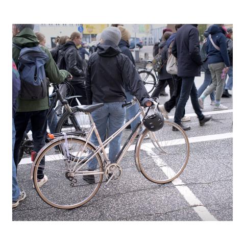 Das Peugot in der Menschenmenge der Versammlung.