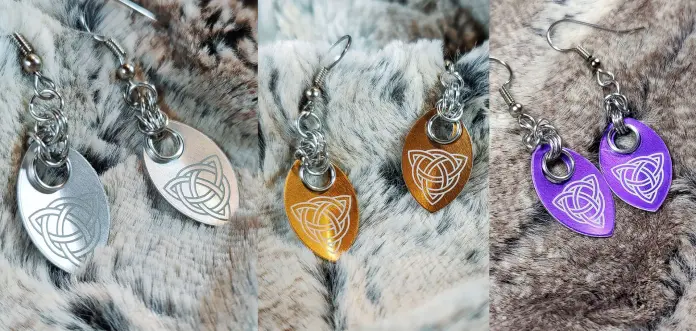 Montage de 3 photos montrant des boucles d'oreilles en maille, assez simple, qui mettent en avant des petites écailles à motifs celtique.