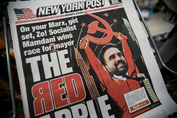 El periódico 'New York Post', cercano a Donald Trump, lleva a portada la victoria de Zohran Mamdani colocándole el símbolo comunista de la hoz y el martillo, el 5 de noviembre de 2025. (Eduardo Muñoz / REUTERS)