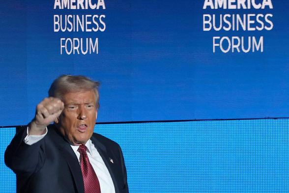 Donald Trump levanta el puño al salir del escenario durante el Foro Empresarial Estadounidense en el Centro Kaseya en Miami (Florida), el 5 de noviembre de 2025. (Carl Juste / Getty Images)