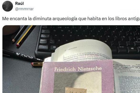 Lo que se ha encontrado en un libro antiguo el usuario @rmmrrar. (@rmmrrar)