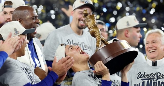 ワールドシリーズMVP山本由伸「衝撃の235球」古巣の仲間たちはどう見た？「（オリックスなら）投げさせない」「ずっと優勝…チームの空気感を作る天才」 - プロ野球 - Number Web