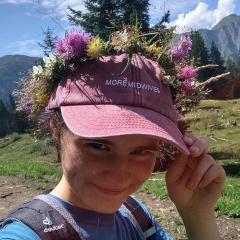 Meine Tochter mit einem "More Midwives" Cappy.