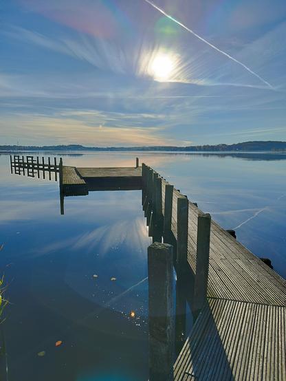 Blick auf die Schlei von einem Holzsteg aus.