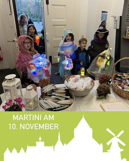 Kinde mit Kostüm und Laternen im Norder Rathaus Haupteingang