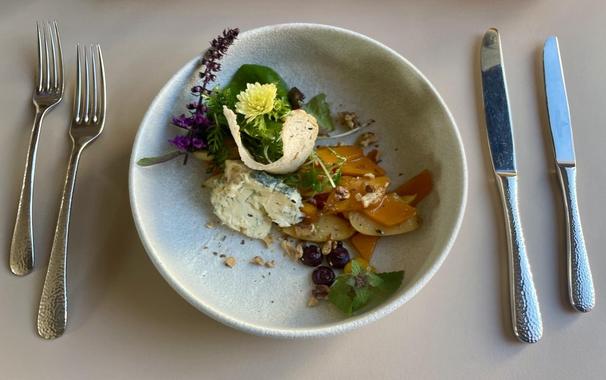 Lauwarmer Salat mit Butternusskürbis, Quitte, Blumen …