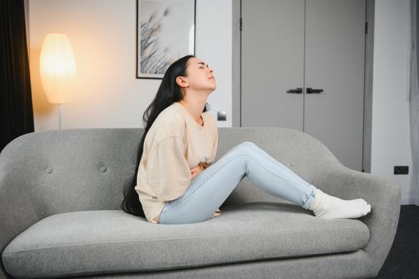 Mujer en sillón con dolor