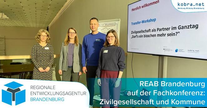 Die Moderatorinnen und Referent*innen des REAB Brandenburg-Workshops posieren vor einem Smartboard auf dem der Transfer-Workshop im Rahmen der Fachkonferenz angekündigt wird.