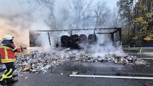 Auf der A5 bei Malsch (Kreis Karlsruhe) geriet am Donnerstagmittag ein Lkw-Auflieger in Brand und sorgte für einen langen Stau. (Foto: Tim Müller / EinsatzReport24 )