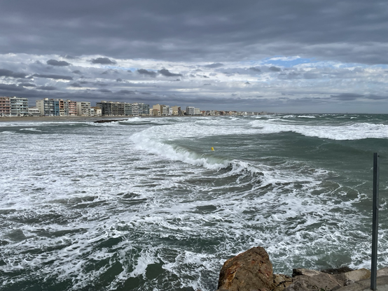Große Wellen vor der Küste von Südfrankreich