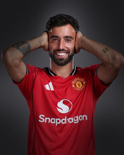 Bruno Fernandes poses in our 2025/26 home shirt.
