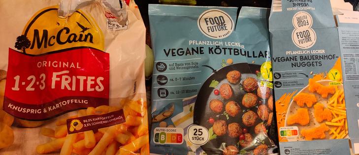 Verpackungen von Pommes Frittes, veganen Köttbullar und veganen Bauernhof-Nuggets (panierte Tierformen)